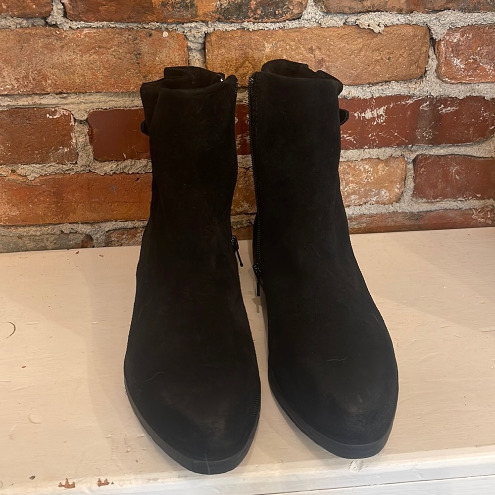 Cougar black suede booties size 9